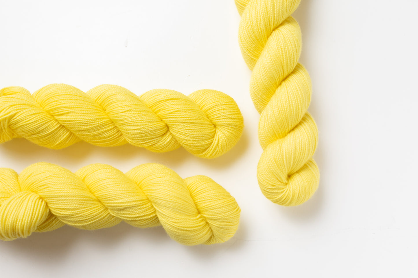 黄色の手染めのソックヤーン