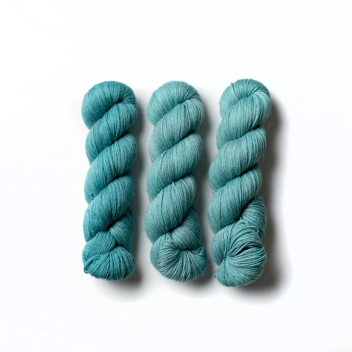 blue.blue.blue – Bon voyage hand dyed yarn